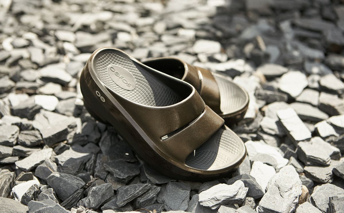 OOFOS Women's OOmega OOahh Stacked Sandal - Titanium Mirror 