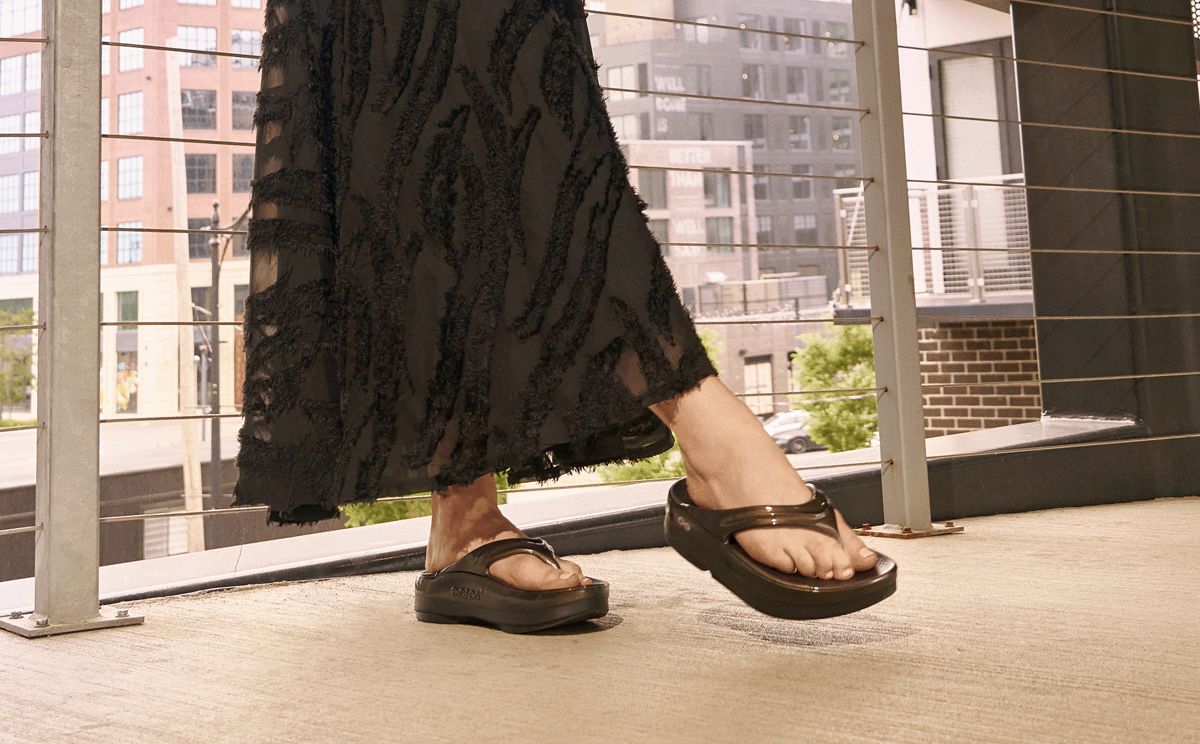 OOFOS Women's OOmega OOlala Stacked Sandal - Titanium Mirror 