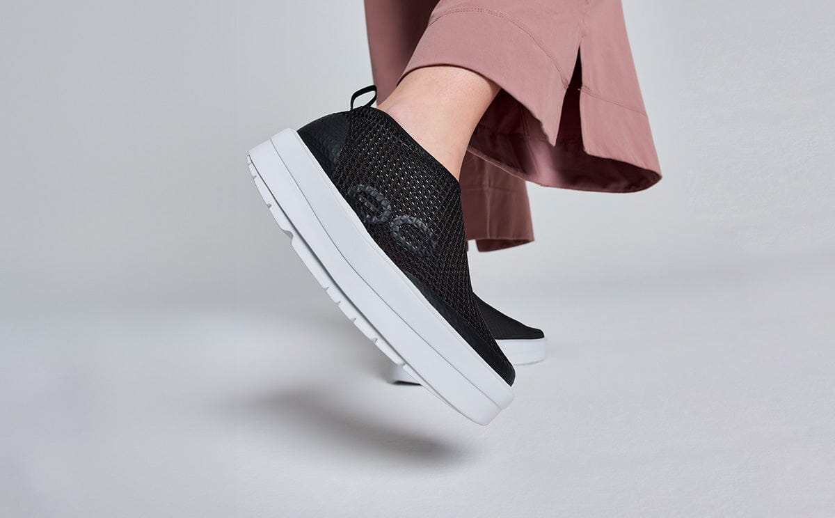 OOFOS Women's OOmega Chukka Shoe - White Black 