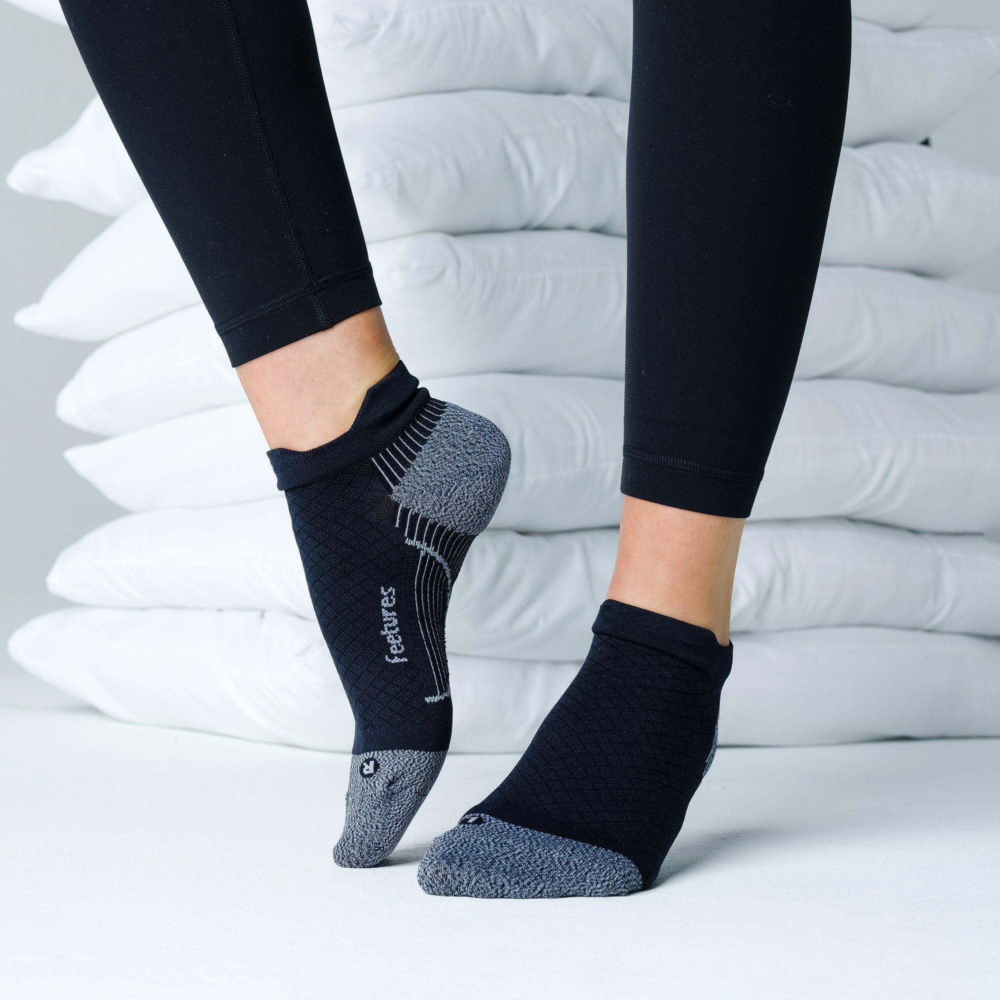 Feetures Plantar Fasciitis Relief Light Cushion No-Show Tab Socks 