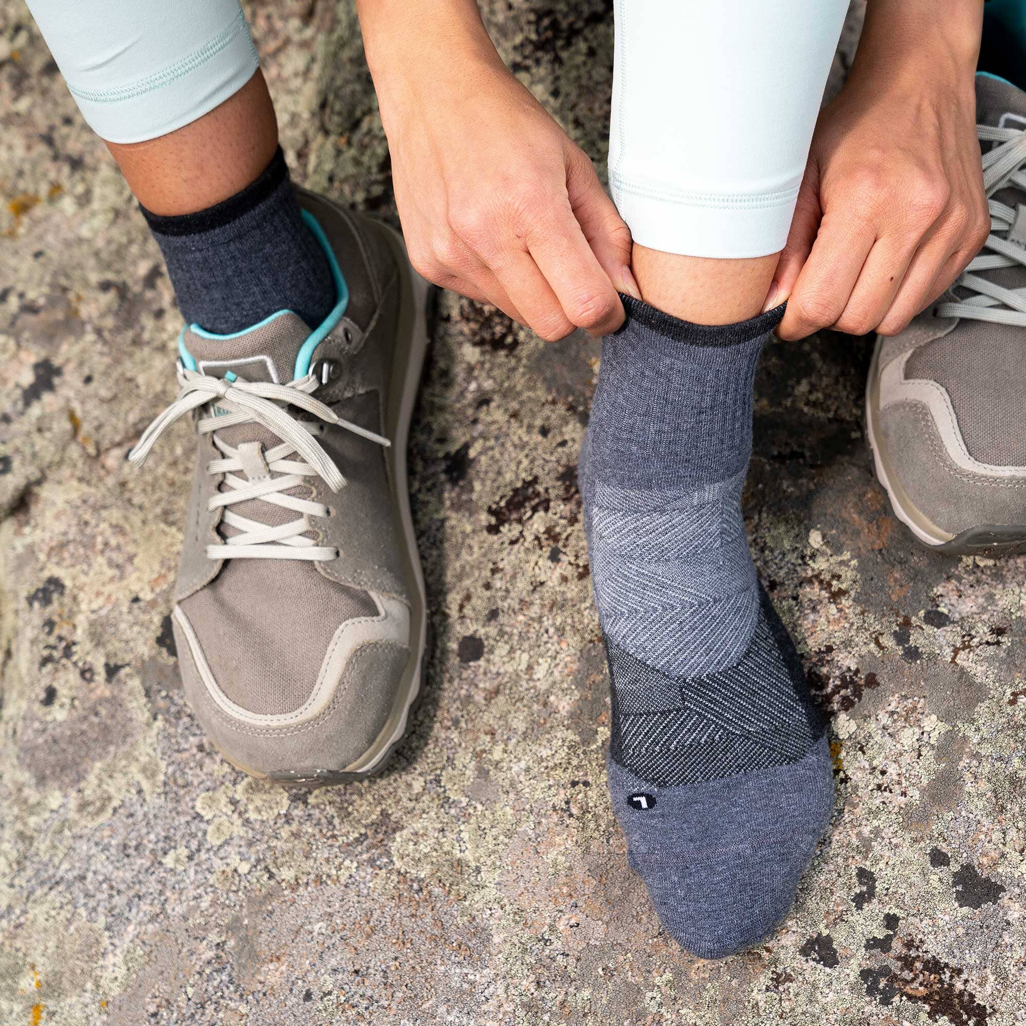 Feetures Trail Max Cushion Quarter Socks 