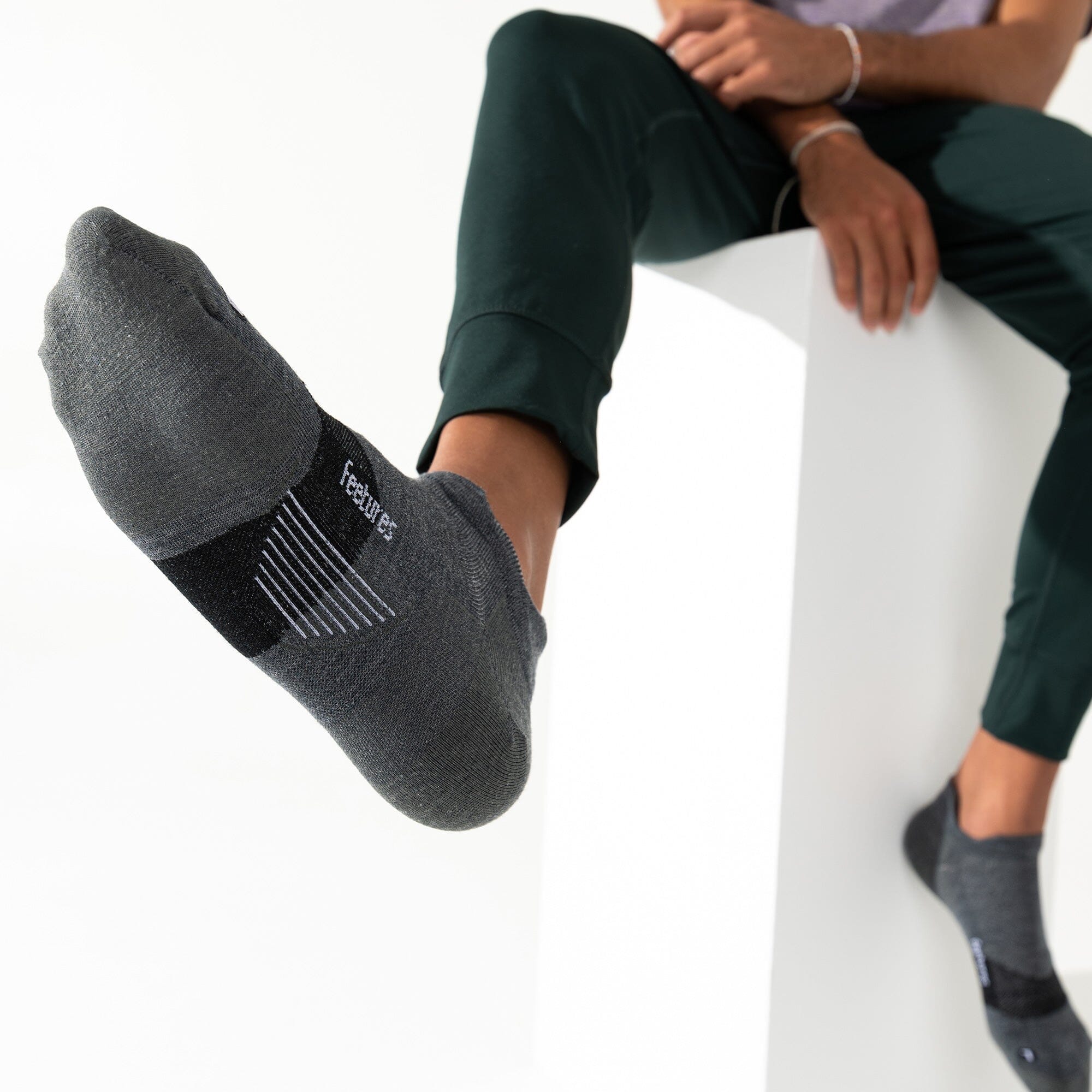 Feetures Merino 10 Max Cushion No Show Tab Socks 