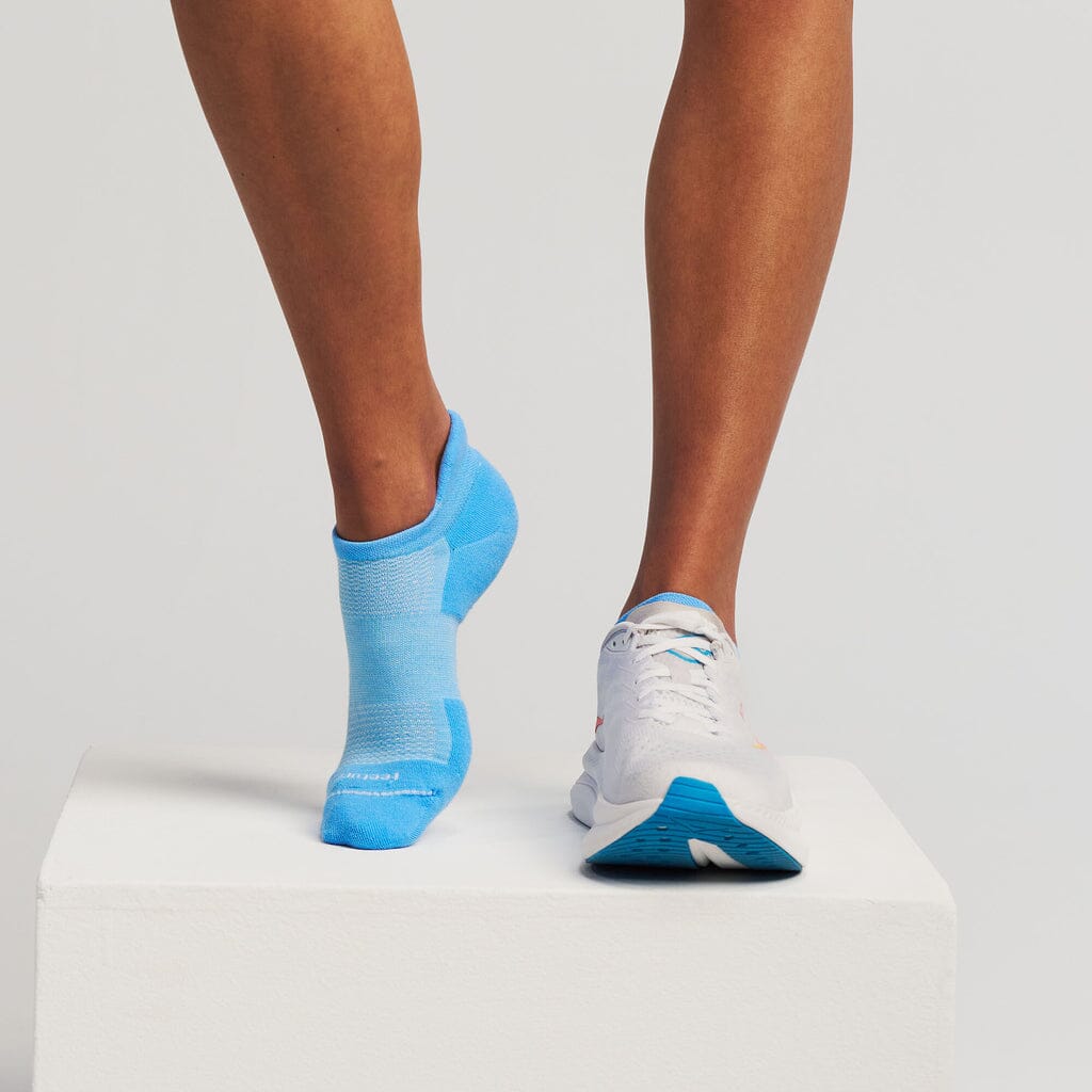 Feetures High Performance Max Cushion No-Show Tab Socks Blue Horizon Medium 