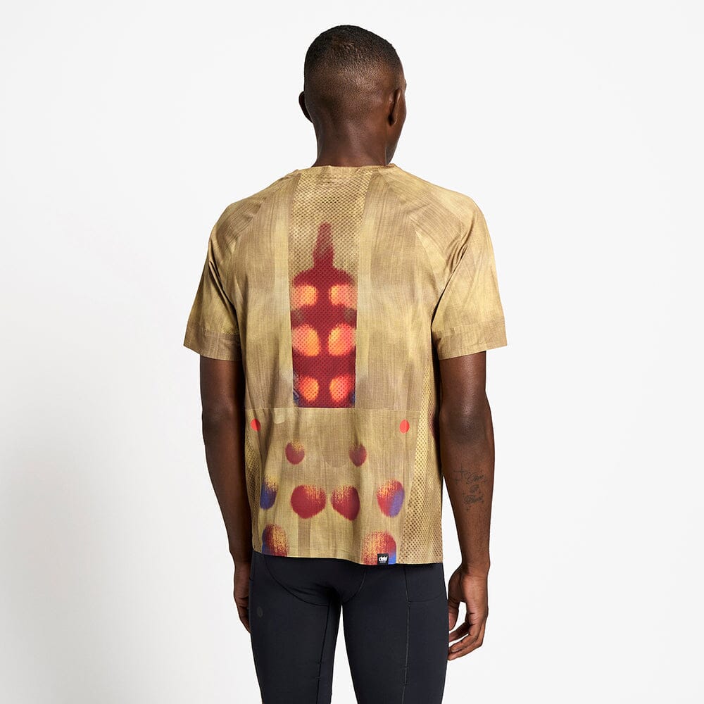 back view of the ciele athletics lightweight, race ready and performance driven T-Shirt named RCDTShirt in sphinx color, on a model