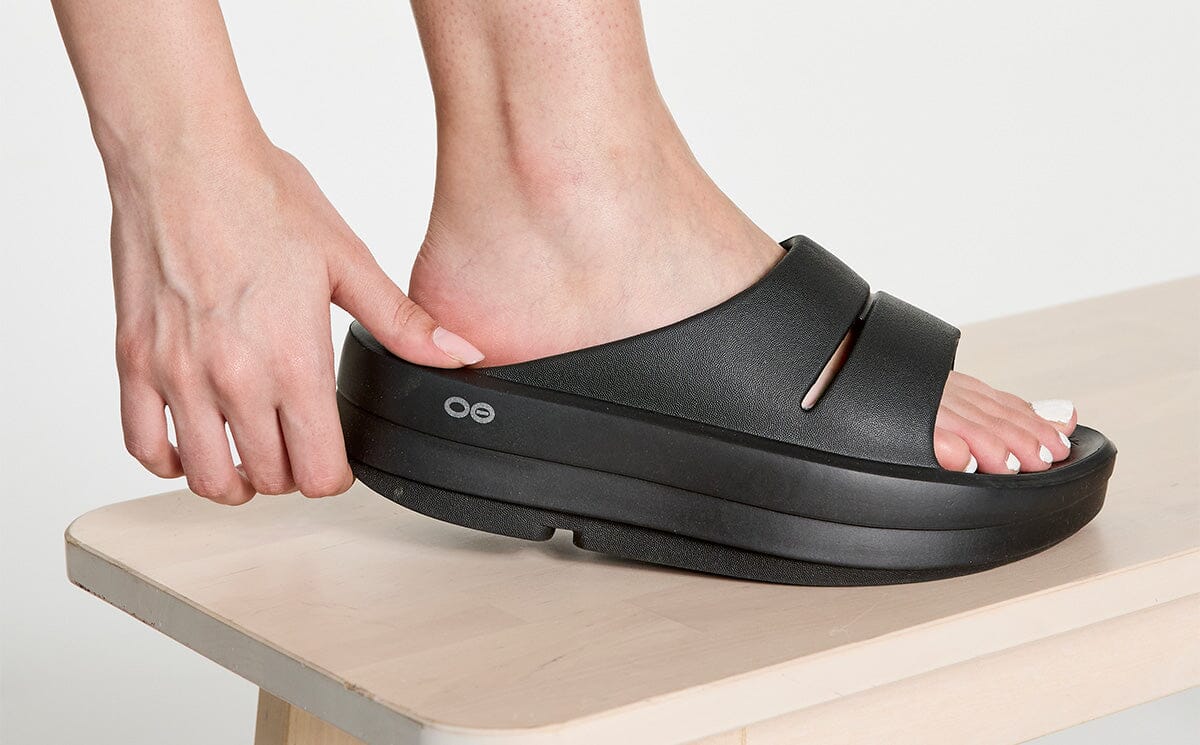 OOFOS Women's OOmega OOahh Sandal - Black 