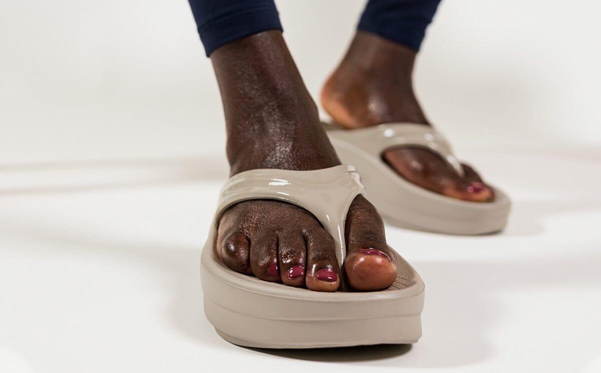 OOFOS Women's OOmega OOlala Sandal - Nomad 