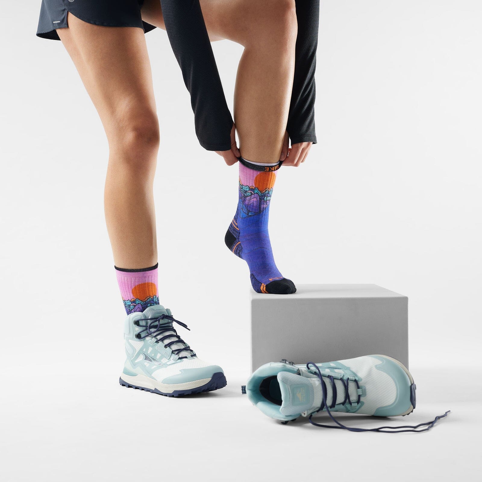 Smartwool Women’s Hike Mountain Sunrise Print Crew Socks Deep Navy S (EU 34-37) 