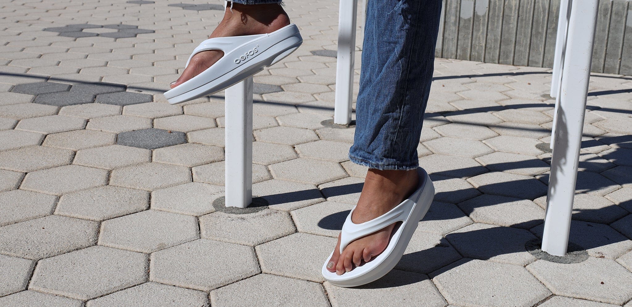 OOFOS Women's OOmega OOlala Thong Sandal - White 
