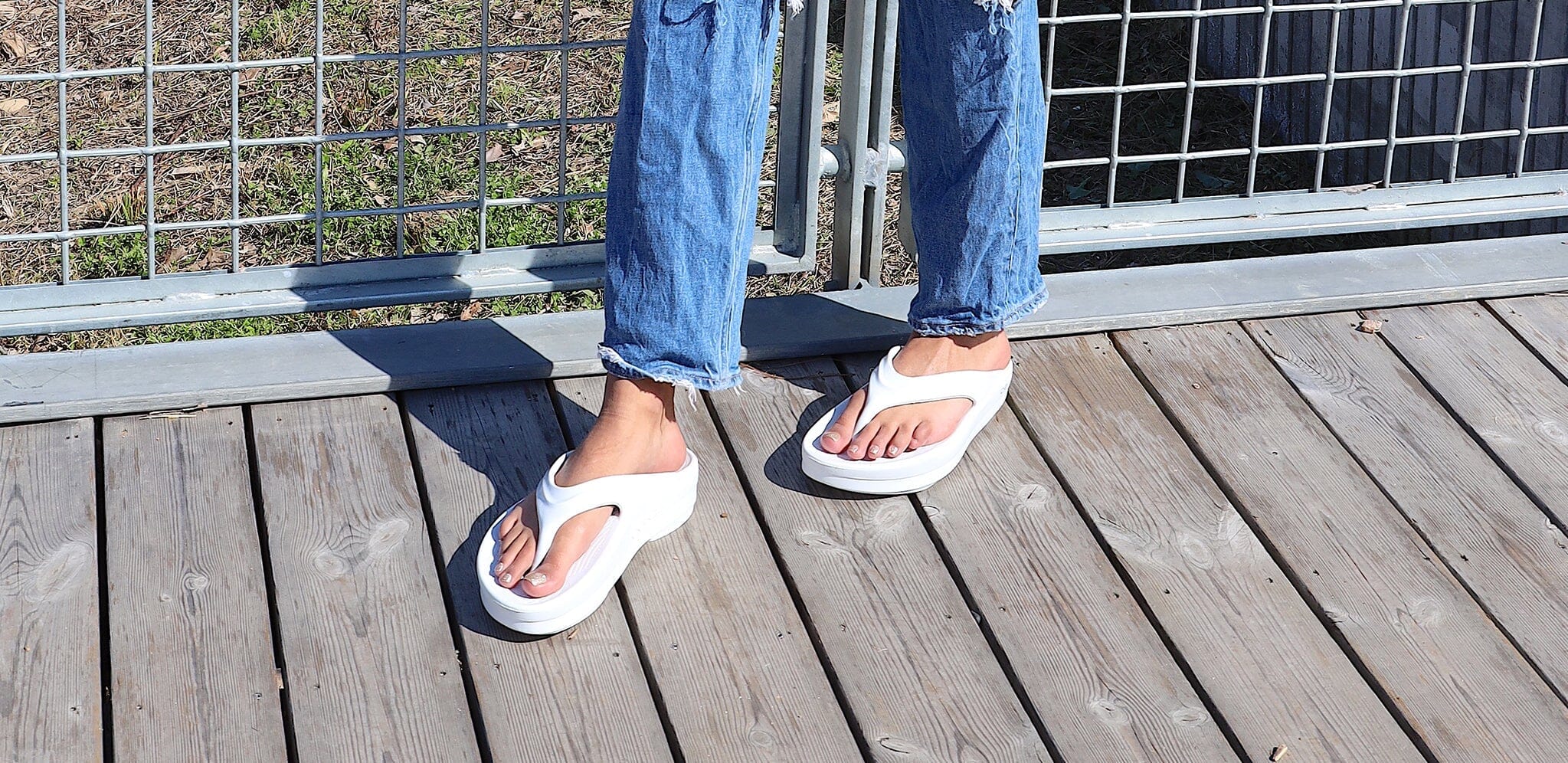 OOFOS Women's OOmega OOlala Thong Sandal - White 