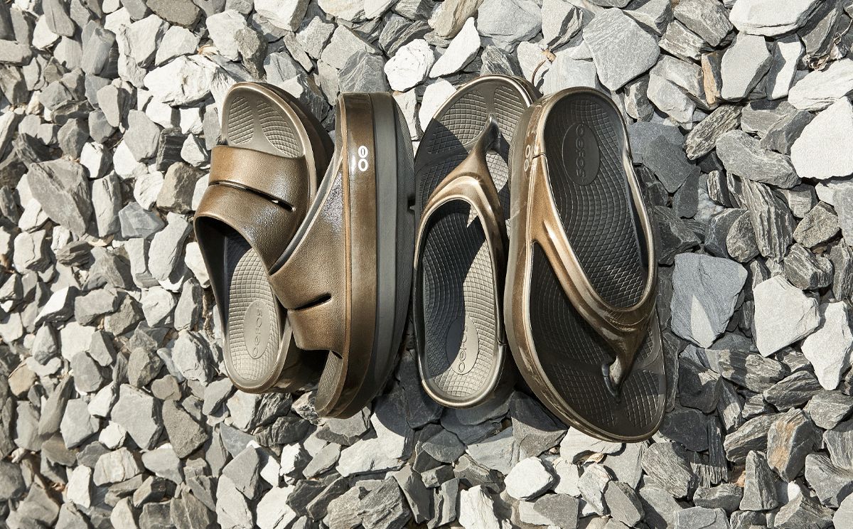OOFOS Women's OOmega OOahh Stacked Sandal - Titanium Mirror 