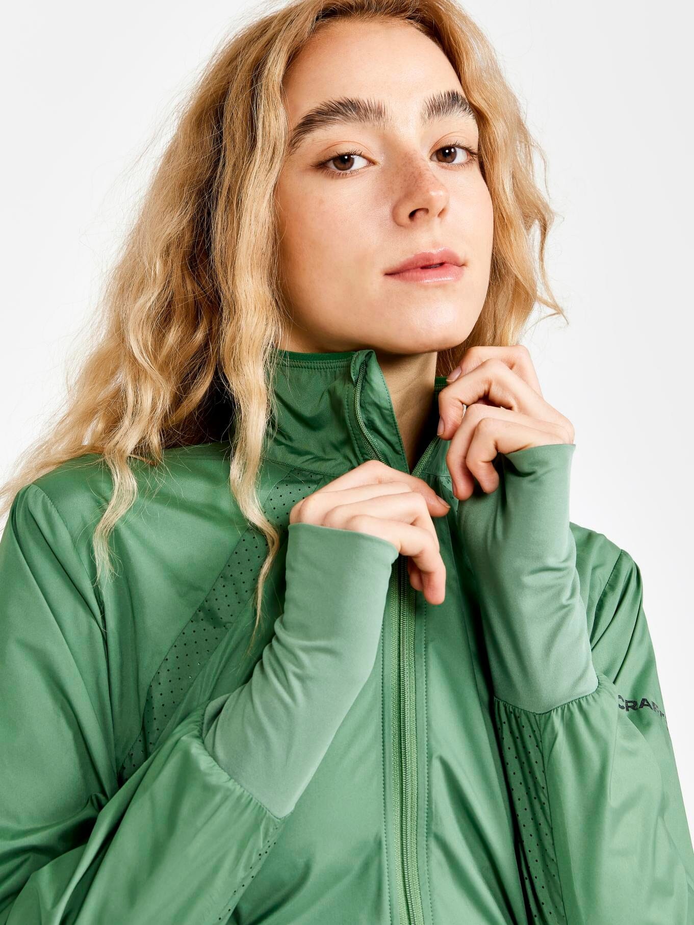 CRAFT Women's Adv Essence Wind Jacket 